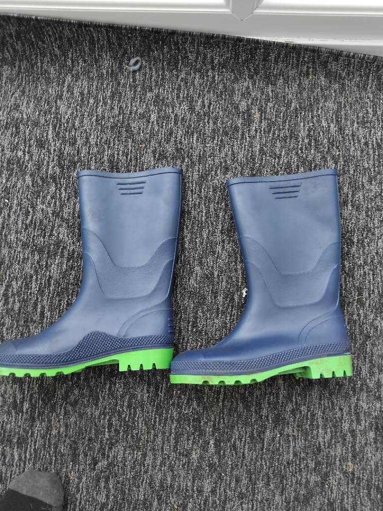 Size 6 kids Wellington boots