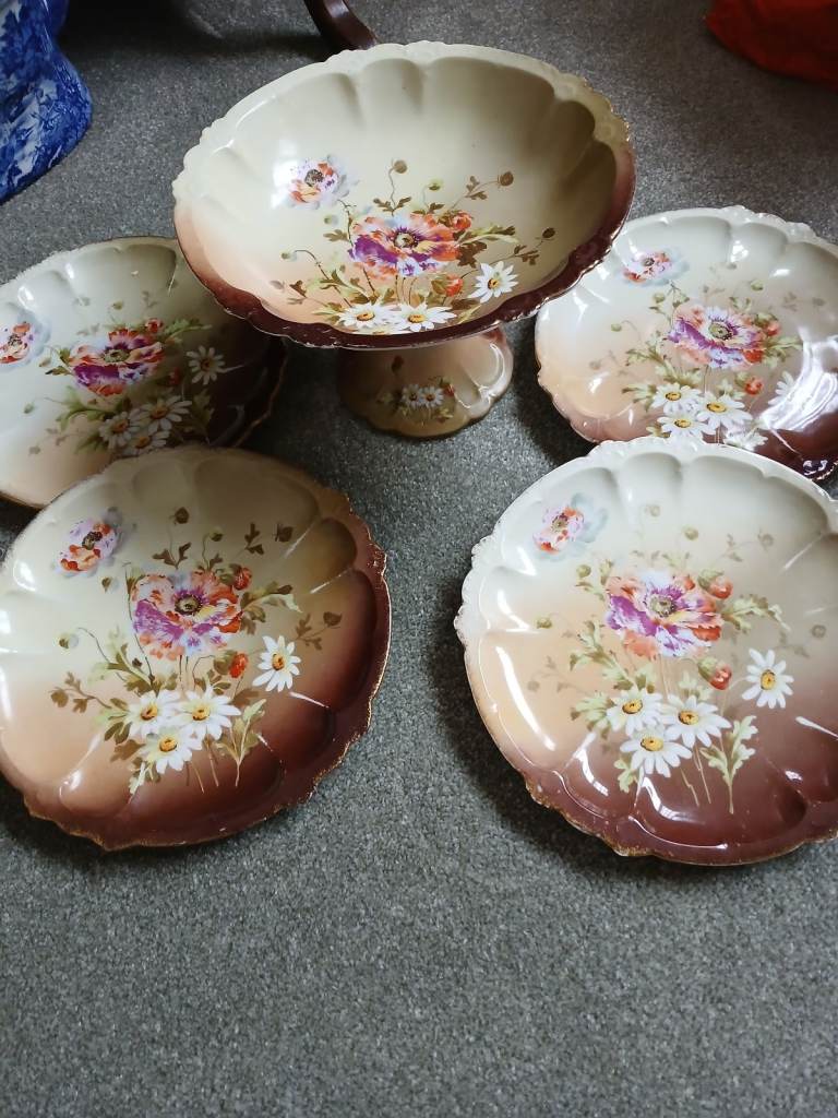 Vintage serving set. Footef cake stand and matching plates
