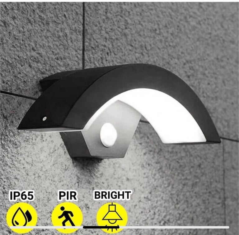 Nordara Curved LED Wall Light with Sensor – New