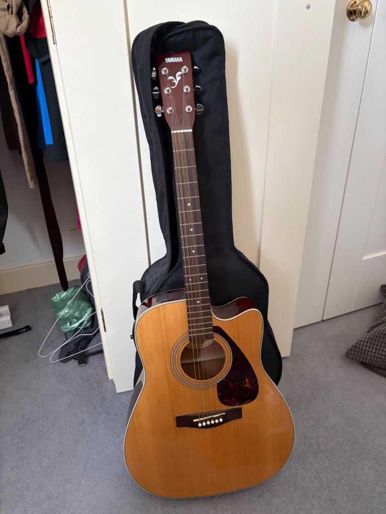 Yamaha FX370C Electro-Acoustic Guitar and foot pedal