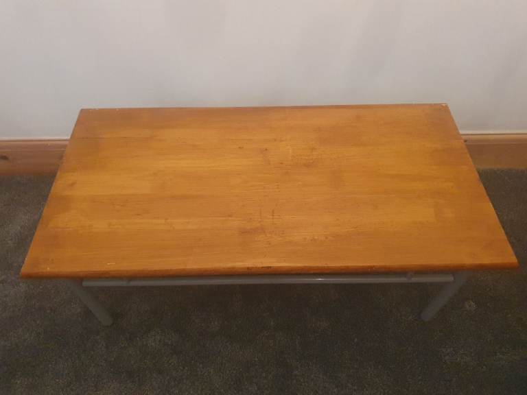 Wooden Coffee Table with Metal Legs – Good Condition