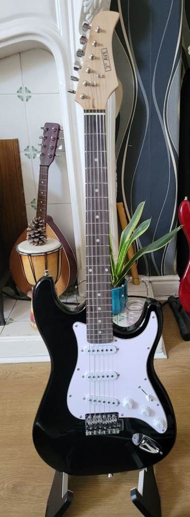 3rd Avenue Electric Guitar - inc Stand, Strap, Lead, Tremelo Arm, Spare Strings, Picks, Gig  Bag