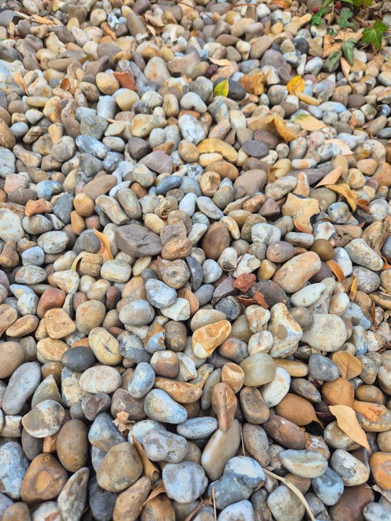 Mixed Colour Garden Pebbles– Good Condition