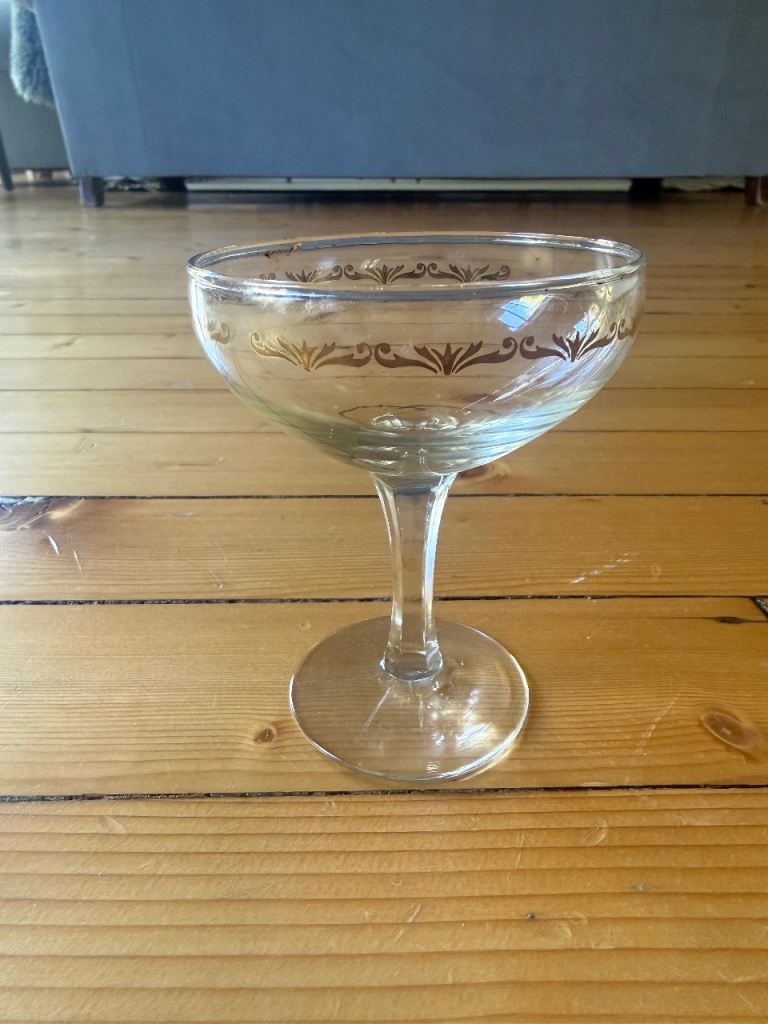 8 champagne coupes