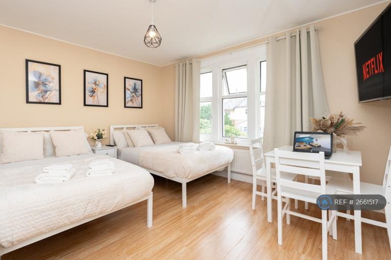 Studio flat in Queens Park Road, Bournemouth, BH8 (#2661517)