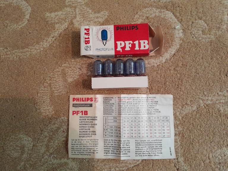 Box of five Philips PF1B flash bulbs
