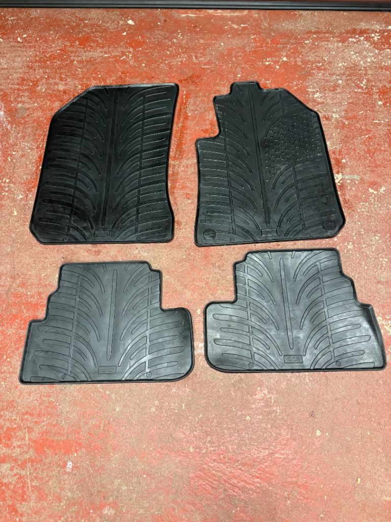 Set of rubber car mats for Peugeot 308 