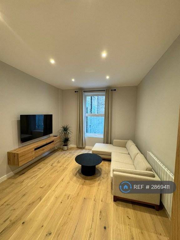 1 bedroom flat in Oaklands Grove, London, W12 (1 bed) (#2869411)