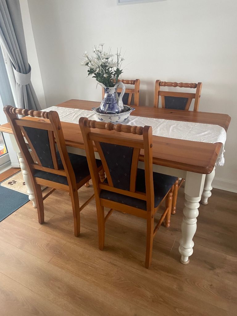 Pine table and chairs Good Condition