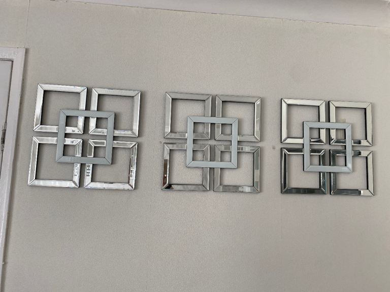 3 Mirrored Pictures 