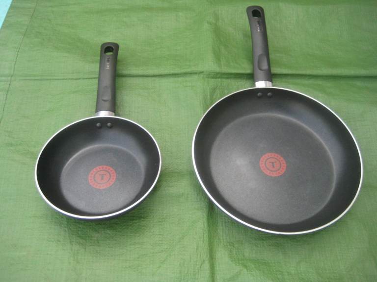 2 Brand New Tefal Non-Stick Frying Pans - 28 cm wide and 20 cm wide: REDUCED to 2 for £18.00
