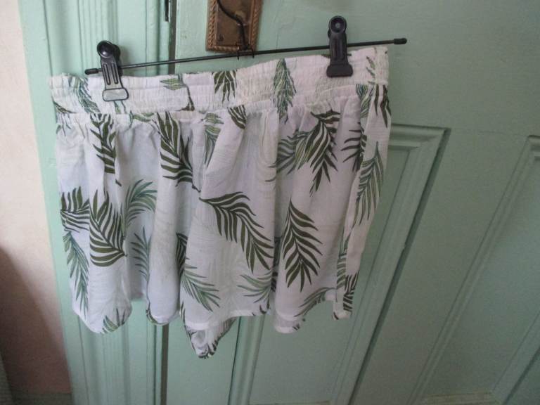 LEAF PRINT SHORTS