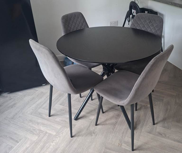 Dining table and 4 chairs 