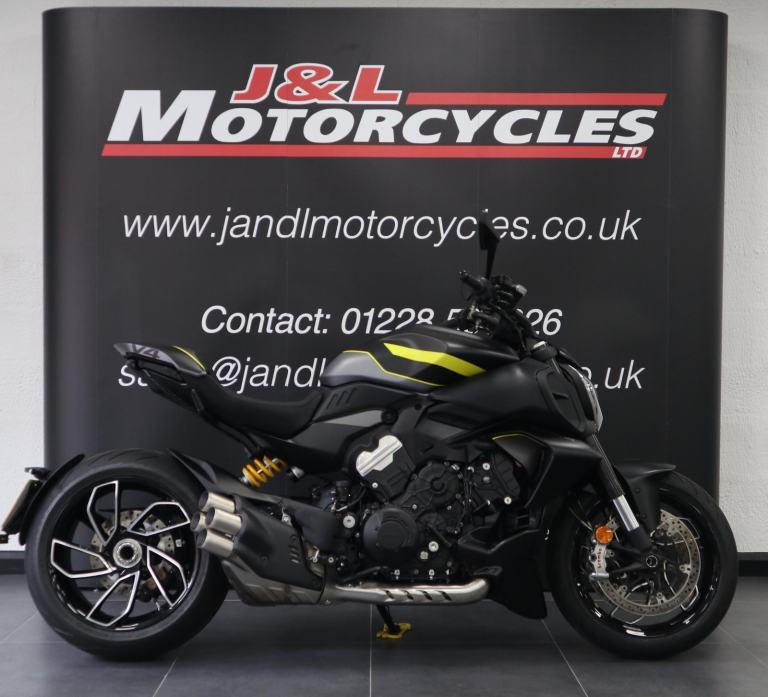 Ducati Diavel V4. Less than 400 miles. huge saving on new