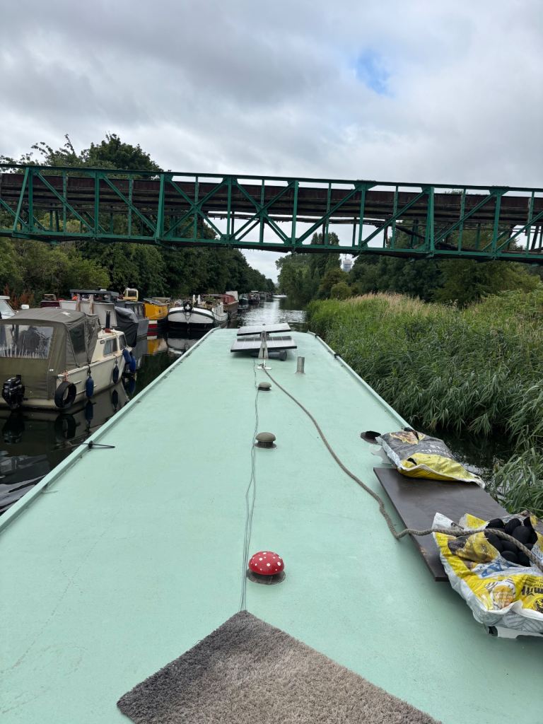 60 x 10 widebeam canalboat perfect for 1/2 people - new skylight installed