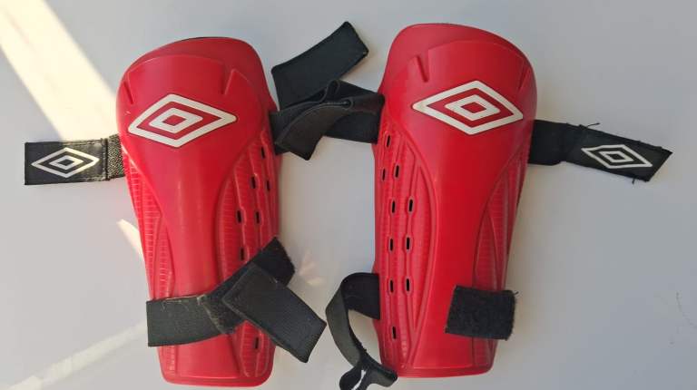 Umbro Shin Guards in Red Size M, Football Protection Training Pads