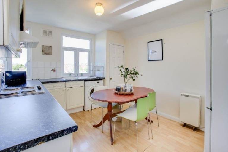 🛋️ Stylish double Room ✨ Ready for Immediate Move-In 