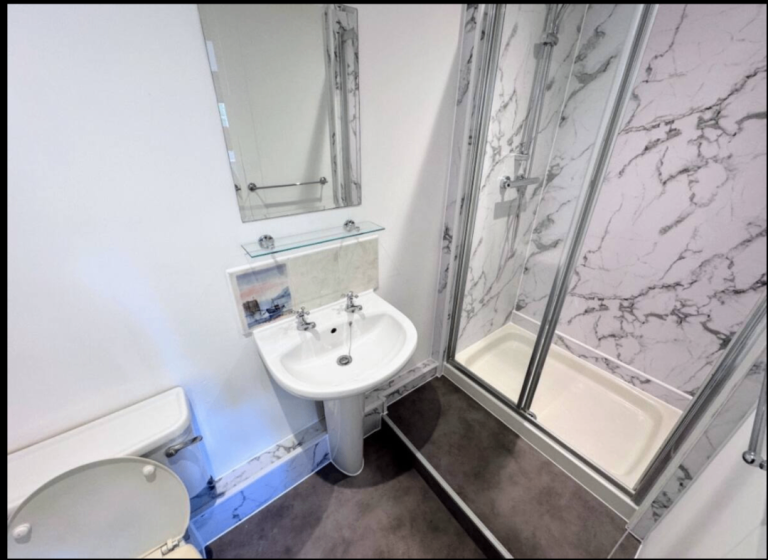 Room with En suite bathroom and shared Lounge in Canterbury