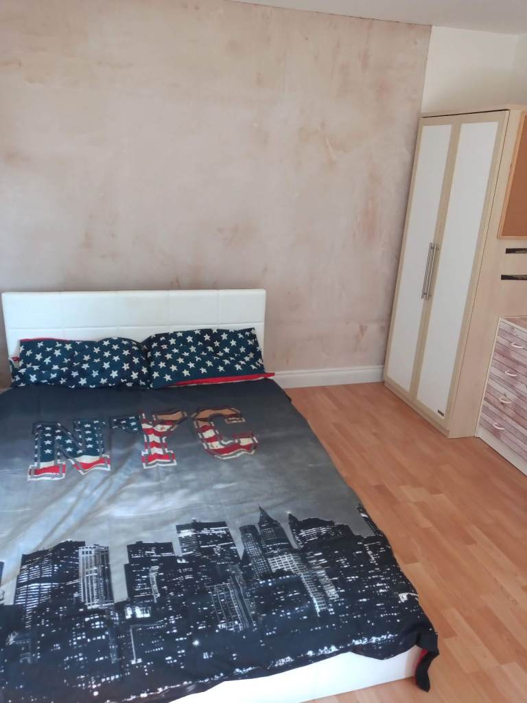Large Double Room Available NOW