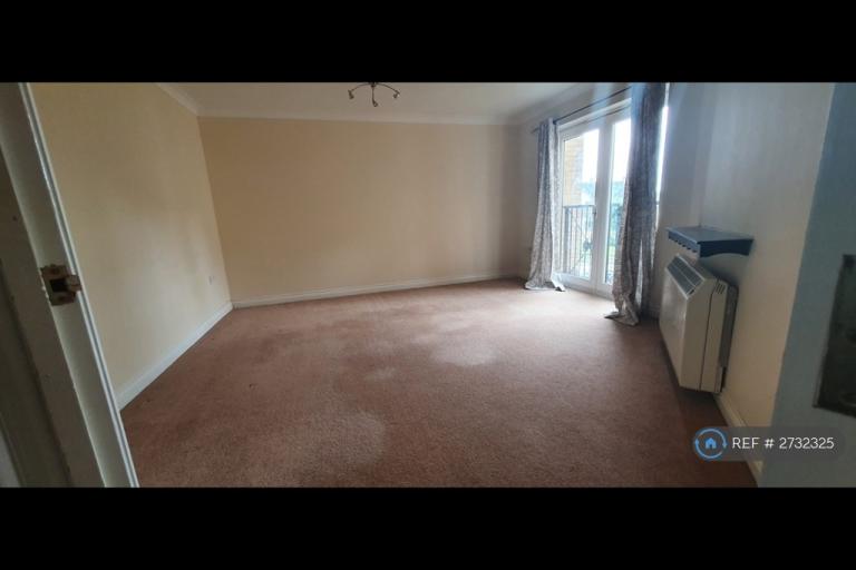2 bedroom flat in Clarendon Way, Colchester, CO1 (2 bed) (#2732325)