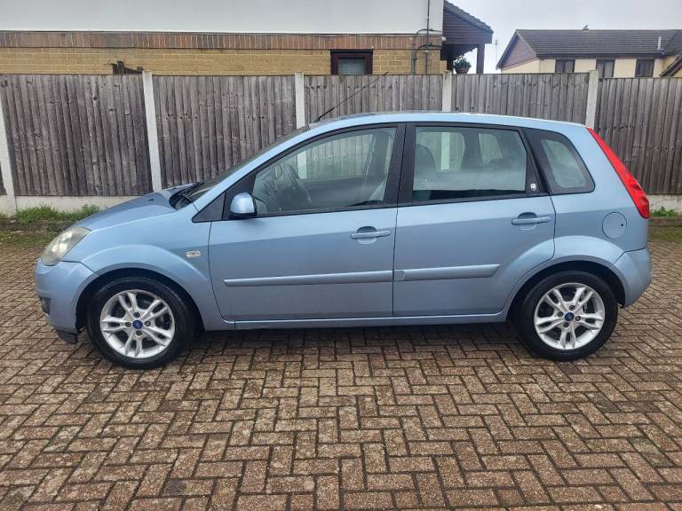 Automatic ford fiesta 1.6 ghia . 2006. New mot . Service history 