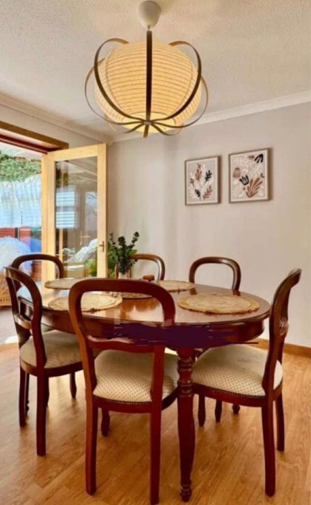 Dining room table & chairs