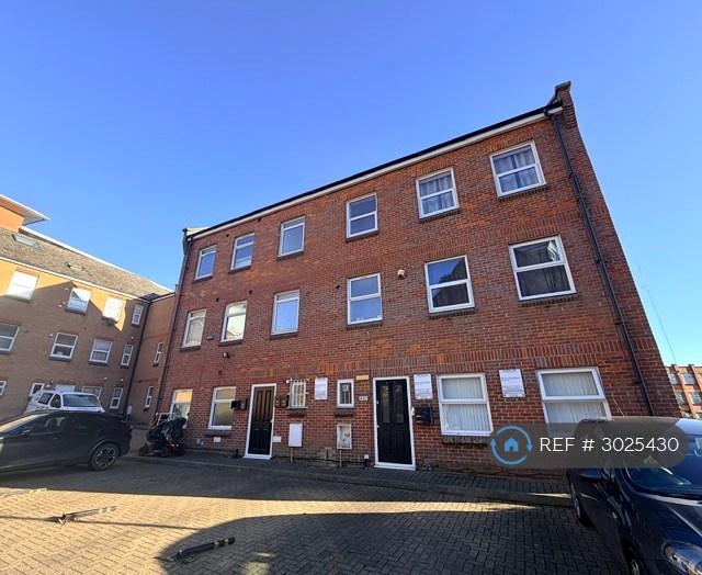 Studio flat in Saxon Court, Northampton, NN1 (#3025430)