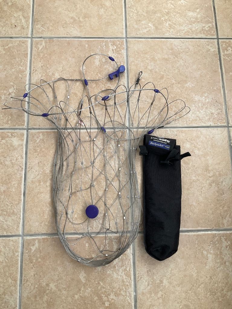 Wire cage backpack protection 