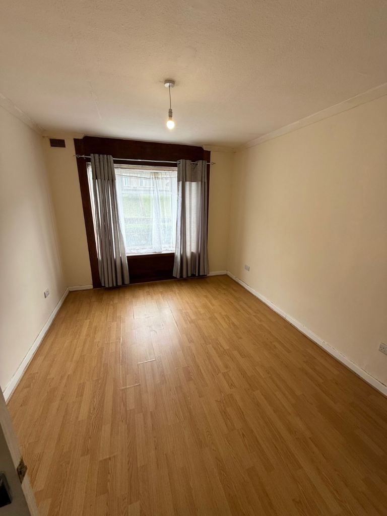 UNFURNISHED 2 BED FLAT TO LET