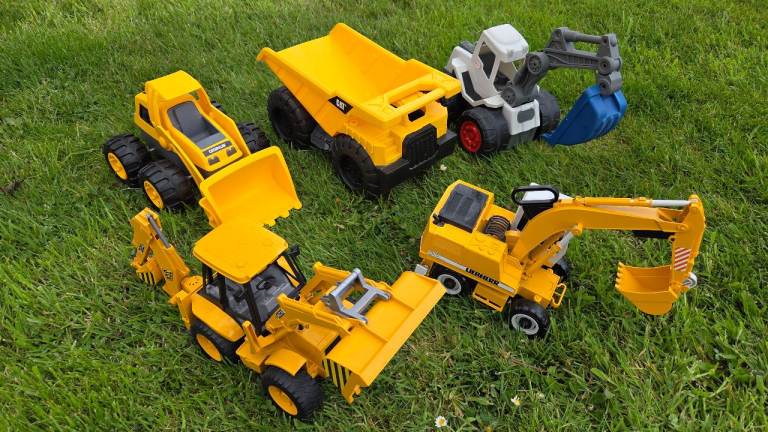 5 toy truck/diggers