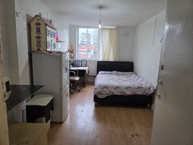 Large Double room for rent in London , All inclusive hassle free rent , No hidden fees, AVAILABLE