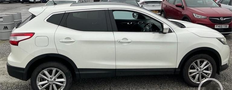 2014 Nissan Qashqai 1.5 dCi Acenta Premium 5dr ++ PANROOF / NAV / 20 TAX / 74 MPG ++ HATCHBACK Di...