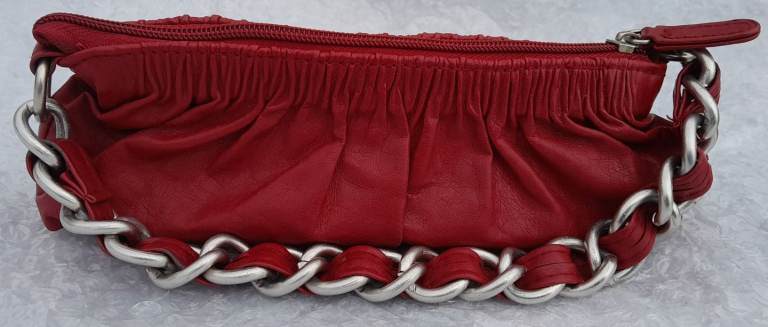 CLUTCH BAG VINTAGE 1980'S WITH THREADED CHAIN HANDLE AND PULL TAG ZIP