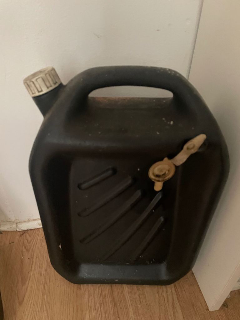 Car waste oil can