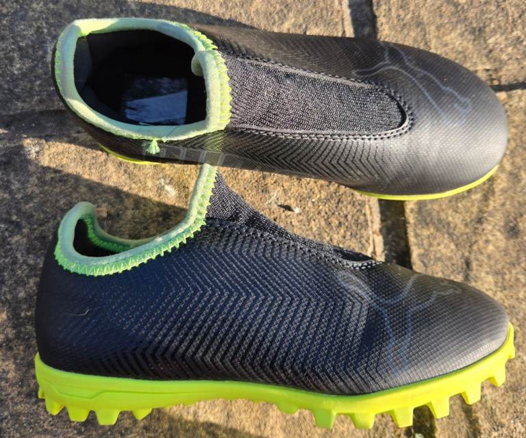 Puma Firm Ground Kids Football Boots - Size UK 11 Child worn once