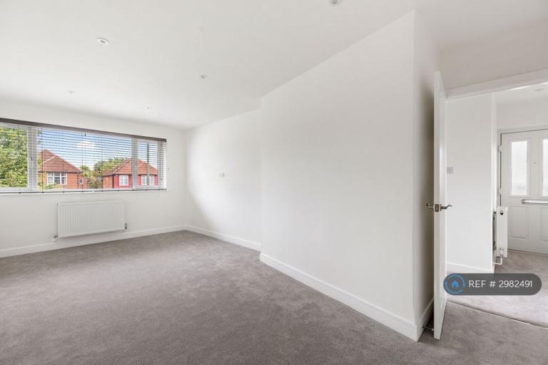 2 bedroom flat in Terrace Road, Walton-On-Thames, KT12 (2 bed) (#2982491)