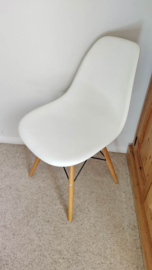 Eames DSW Replica Retro Plastic Dining Office Lounge Chair with Maple wood Legs £15