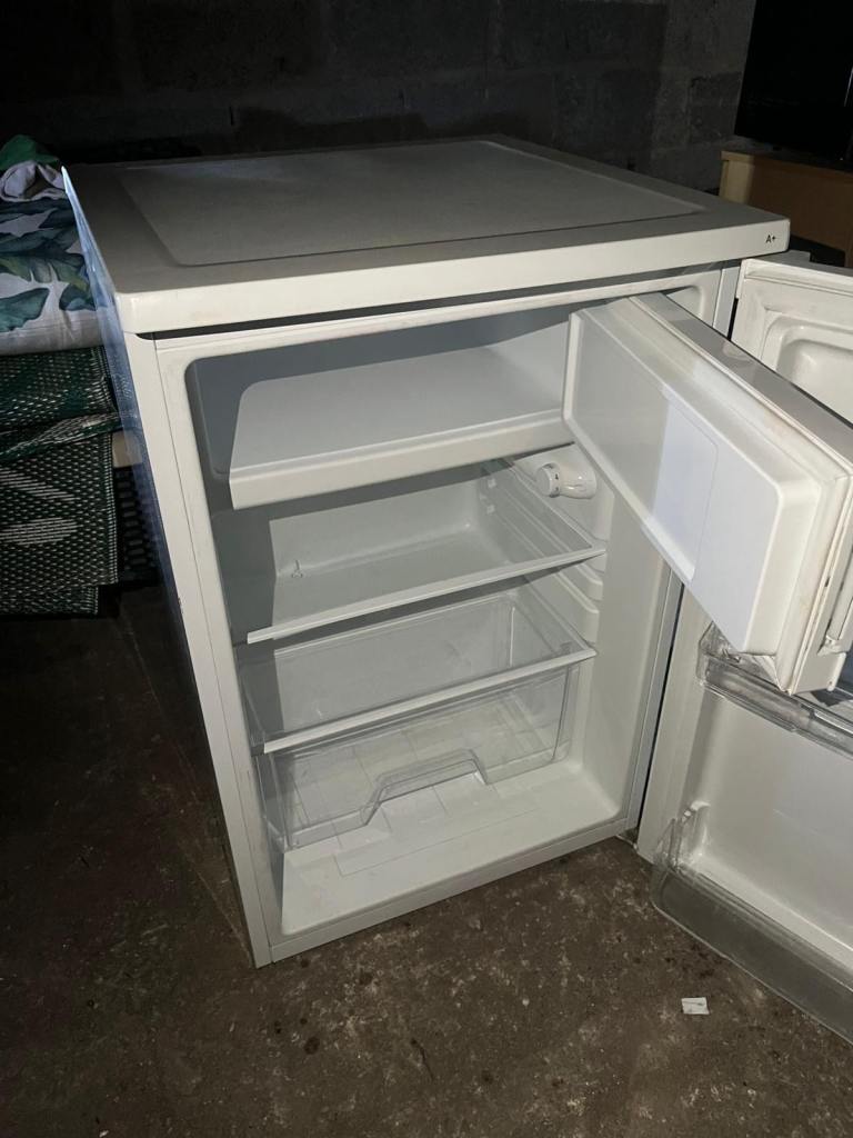 Lec fridge and freezer 