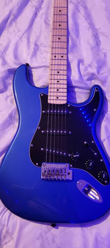 Squier guitar blue mint con designed and backed by fender
