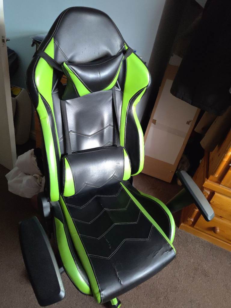 Racing style gaming/office chair (damaged)