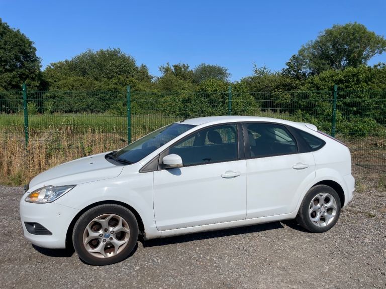 FORD FOCUS 1.6 ZETEC SPORT 60 REG 5 DOOR WHITE MOT UNTIL OCTOBER LADY OWNER LOW INSURANCE 40+MPG