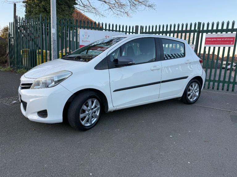 Toyota, YARIS, Hatchback, 2012, Manual, 1329 (cc), 5 doors NOT Ibiza Golf Fiesta Polo Corsa Leon Up
