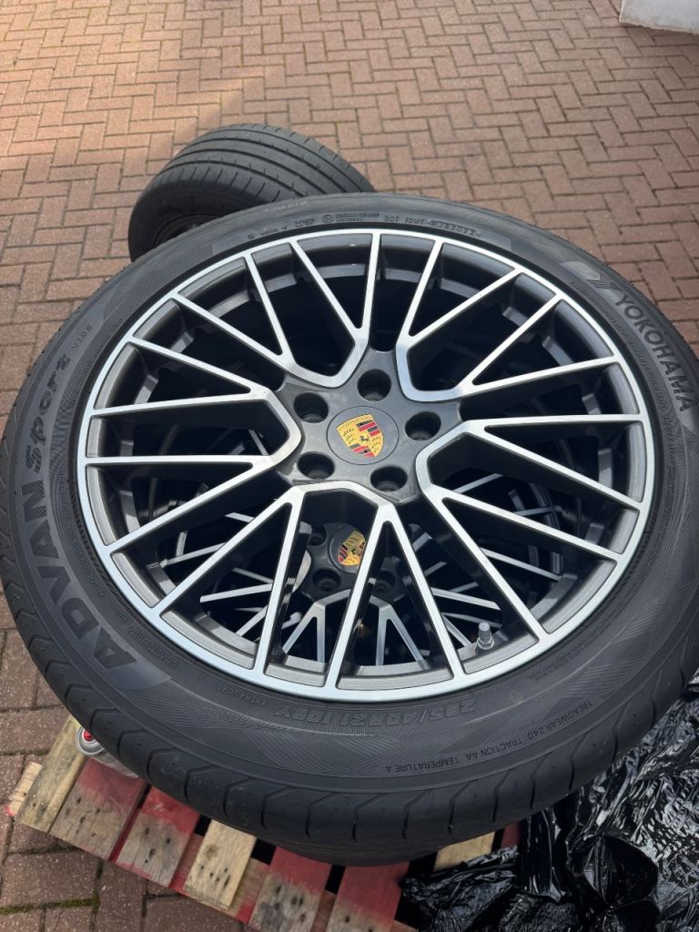 Genuine Porsche 21" 9.5J Cayenne RS Spyder OEM Front Alloy Wheel - No Kerb Marks