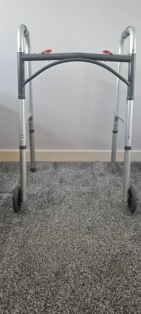 Adjustable walking aid
