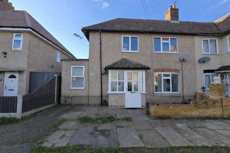 10 Elgar Gardens RM18 8LS - Available Now!