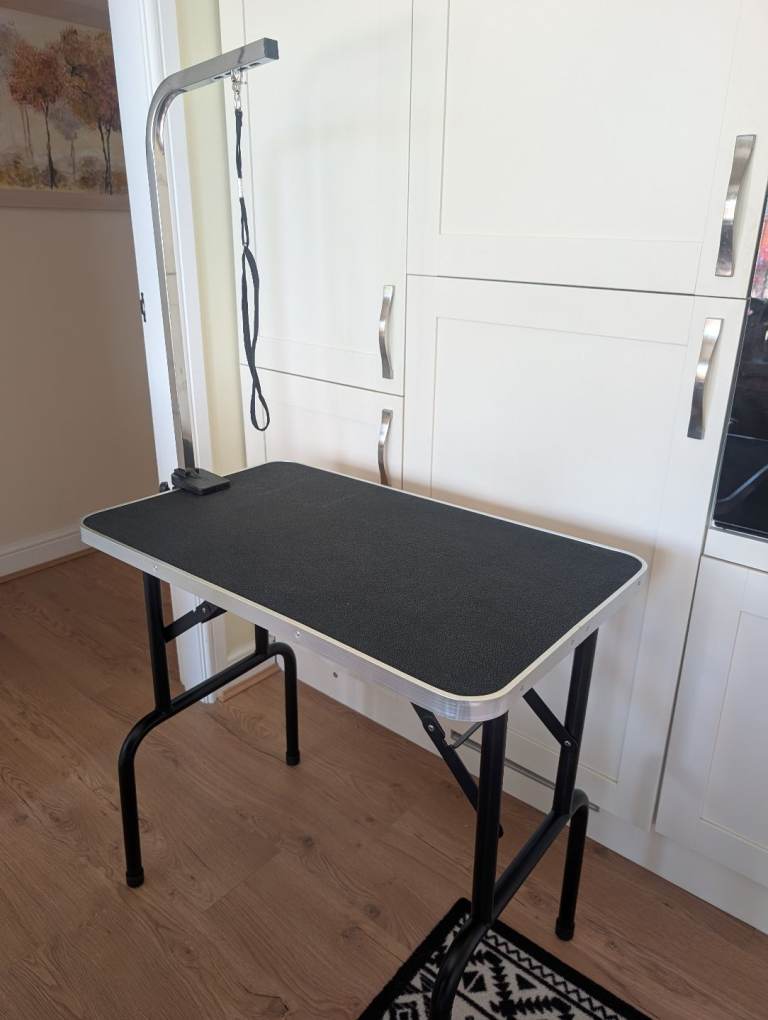Dog grooming table