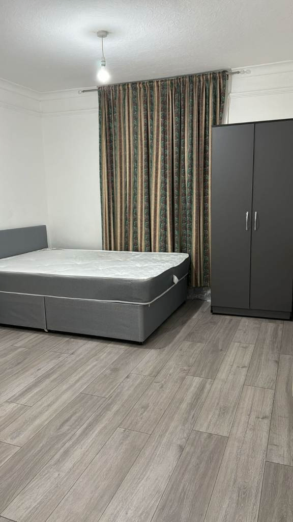 Spacious & Cosy double room for Rent SS12 0AN