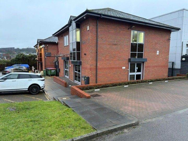 GOOD QUALITY MODERN OFFICE Ground Floor Space with 3 CAR PARKING  995 sq.ft. 