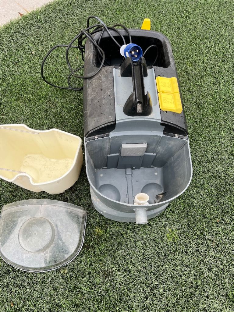 KARCHER PUZZI 10/1 CARPET CLEANER 240V POWERS