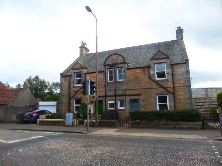 Unfurnished 2 bedroom, Main Door lower Villa, Gilmerton Road with Garden 
